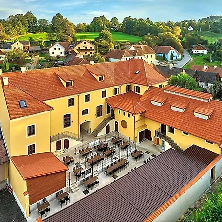 Pivovar Rozmberk فندق 4*